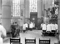 129719 Afbeelding van de inwijding van aartsbisschop mgr. J.H.G. Jansen in de Kerk van O.L. Vrouw ten Hemelopneming ...